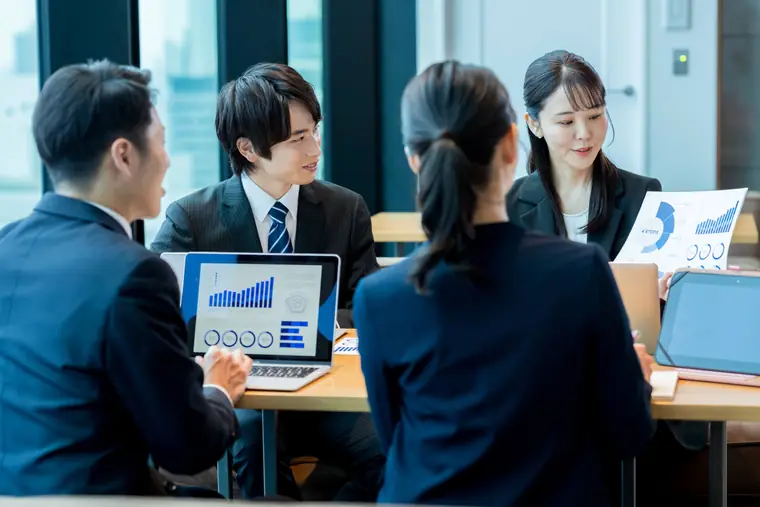 物流現場で業務課題を確認するUMTECスタッフ